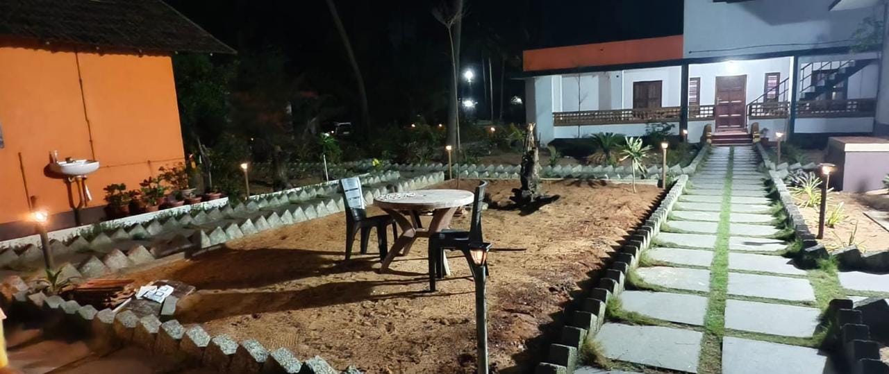 Le jardin éclairé, le soir